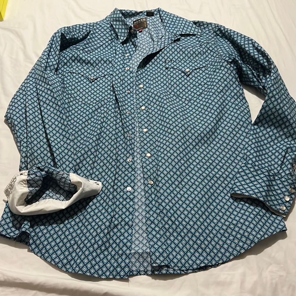 Men’s XL, collared button-down